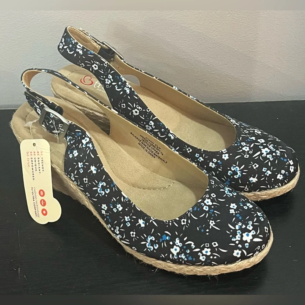 New with tags BareTraps Danny Blue Floral Espadrilles size 6.5